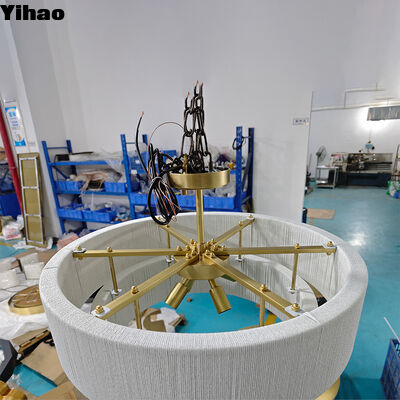 kaufen Rein handgefertigter Messing-Körper Luxus-Kronleuchter mit Stoffschatten für Wohnzimmer und Hotel on-line-Fertigung