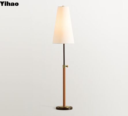 Moderne Design-Tischlampe mit Messing-Finixierung und weißem Leinen-Schatten für Innenräume