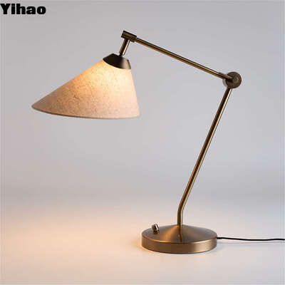 Antike Brannte Messing-Tischlampe mit natürlicher Leinenfarbe und Trommel-förmigem Design für das Wohnzimmer im Innenraum